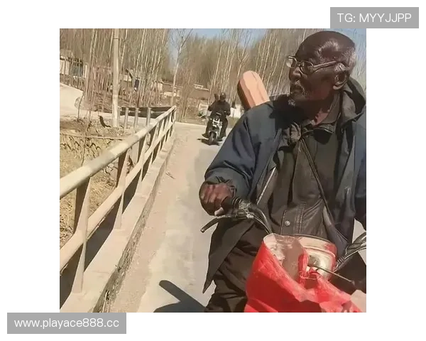 大爷围观钓鱼吸烟不慎引燃枯草引发小范围火情警示安全意识需提升警觉 大爷围观钓鱼吸烟不慎引燃枯草引发小范围火情警示安全意识需提升警觉